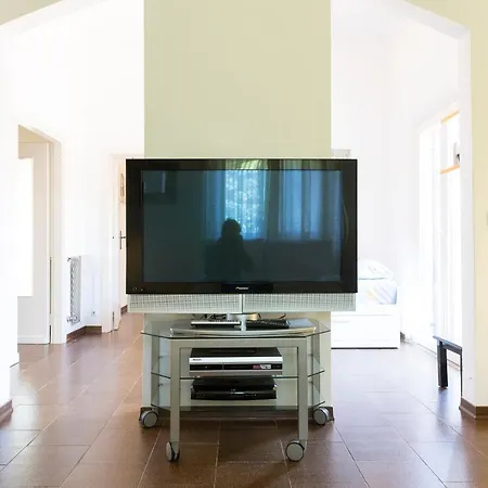 Villa Altido 2 Bed With Beautiful Garden In Dei Marmi *