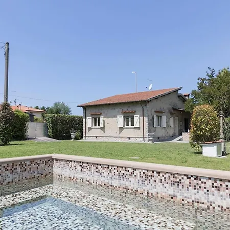 Villa Altido 2 Bed With Beautiful Garden In Dei Marmi Forte dei Marmi